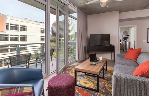 Civic District Condo | Downtown Austin: Luxe 2-Bed Condo with Rooftop Pool & F1 Thrills!n