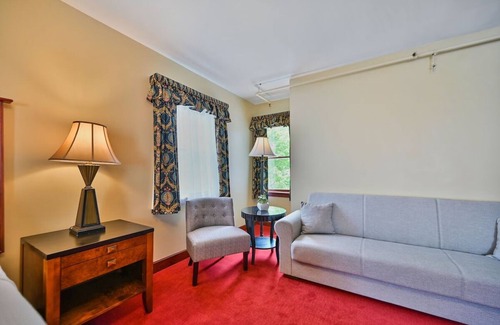 Milford House | Downtown Basecamp: Enjoy Nature, History & Our Free Breakfast