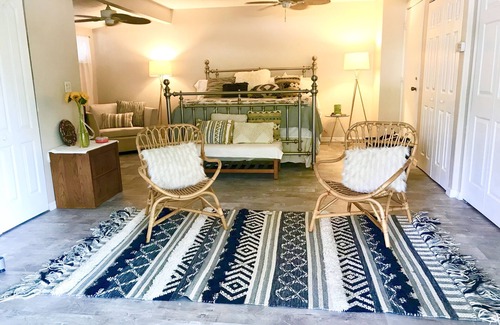 Alta Vista Apartment | Downtown Boho Garden Suite, 10 minutes to Lido beach