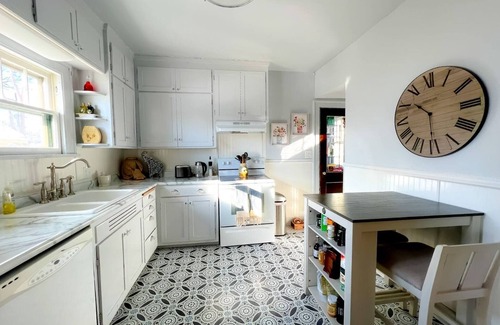 La Crosse House | Downtown Boho Home w/Office, Yoga Studio,King Bed