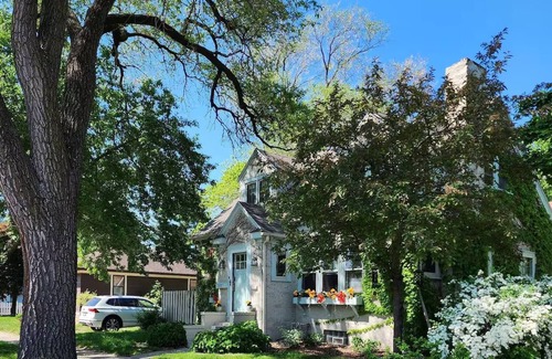 La Crosse House | Downtown Boho Home w/Office, Yoga Studio,King Bed