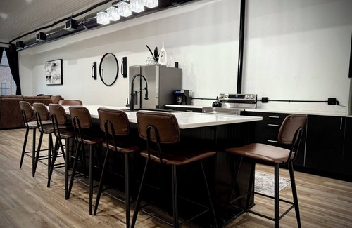 Jacksboro Apartment | “Downtown Boro Loft” Charming 1600 sq foot open concept Downtown Jacksboro