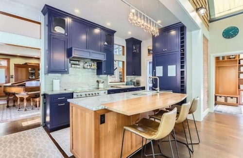 Downtown Apartment | Downtown Boulder Gem – Stylish 5BDR by the Creek