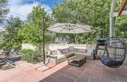 Downtown Apartment | Downtown Boulder Gem – Stylish 5BDR by the Creek