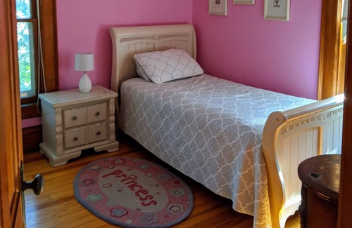 Mapleton Hill House | Downtown Boulder! Mapleton Hill! Walk to Pearl Street & hiking. Monthly Rental