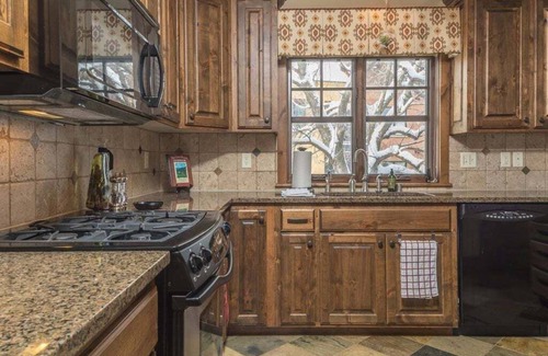 Bozeman Condo | Downtown Bozeman home w/gorgeous mountain views, close to MSU - Main Street Retreat