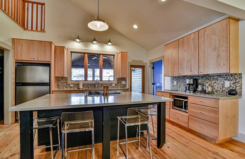 Brevard House | Downtown Brevard - 3 king suites, mountain bike ready, walk!