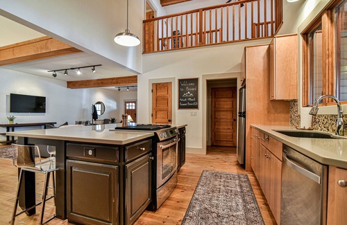 Brevard House | Downtown Brevard - 3 king suites, mountain bike ready, walk!