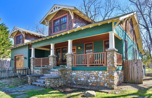 Brevard House | Downtown Brevard - 3 king suites, mountain bike ready, walk!