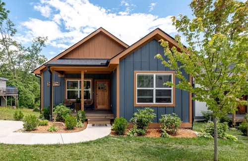 Brevard House | Downtown Brevard 5BR Retreat & Cyclists’ Dream