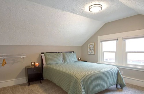 King House | Downtown Bungalow Getaway, Ideal for Long Stays!