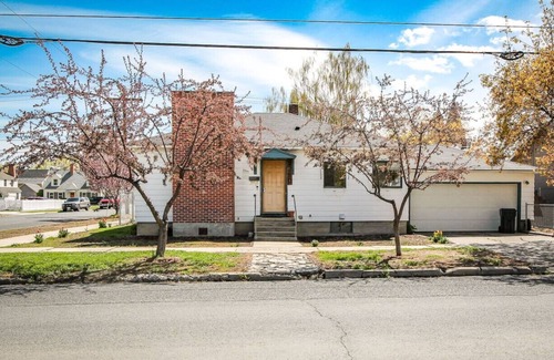 Baker City Apartment | Downtown Bungalow - Sleeps 8!