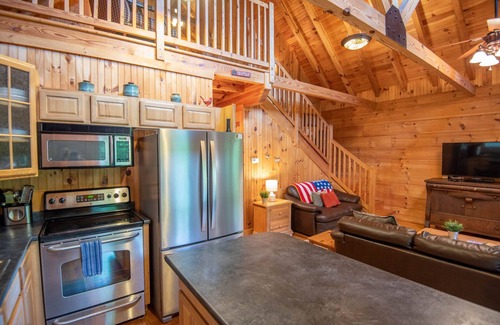 West Jefferson Cabin | Downtown Cabin - West Jefferson + Hot Tub + Minutes to Downtown Breweries, Shops, and More!