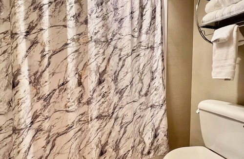 Cedar Falls Apartment | Downtown CF Studio - Free Gated Parking! 520