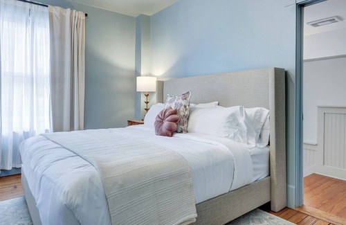 North Downtown Hotel | Downtown Charlottesville King Room The 200 South St Boutique Stay