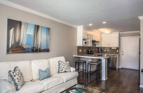 Charleston Historic District Condo | Downtown Charleston! Walking distance to The Battery!