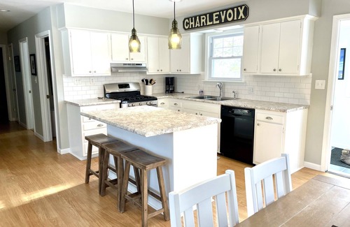 Charlevoix House | DOWNTOWN Charlevoix! FANTASTIC location & Ratings!