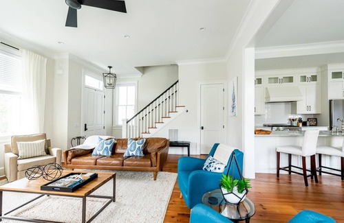 Historic District - North House | Downtown Chic w/Private Parking 1 Block From Broughton St. by Lucky Savannah