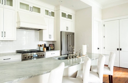 Historic District - North House | Downtown Chic w/Private Parking 1 Block From Broughton St. by Lucky Savannah
