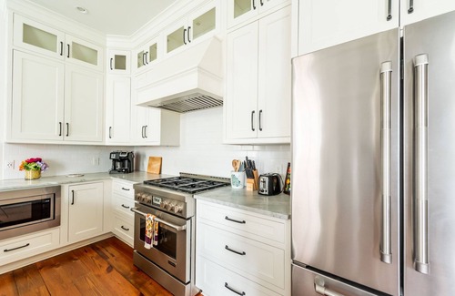 Historic District - North House | Downtown Chic w/Private Parking 1 Block From Broughton St. by Lucky Savannah