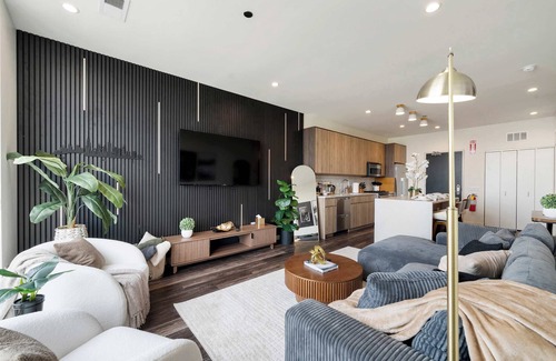 Pulaski Park Apartment | Downtown Chicago Retreat 2BD/2BA Views+Gym+Rooftop
