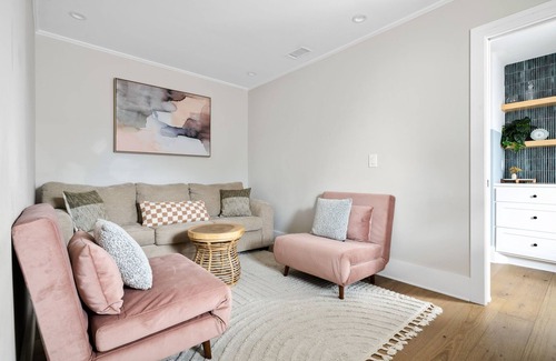 Cannonborough Elliotborough House | Downtown CHS | King Beds Convert to Singles!