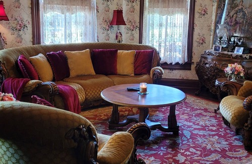 Livingston Cottage | Downtown close to all the cute shops and restaurants downtown has to offer