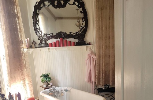 Livingston Cottage | Downtown close to all the cute shops and restaurants downtown has to offer