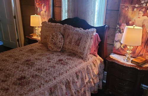 Livingston Cottage | Downtown close to all the cute shops and restaurants downtown has to offer