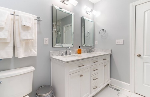 Biddleville House | Downtown CLT, 4 BD/3BTH, Fenced Yard, Free Parking