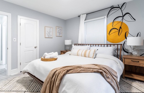 Biddleville House | Downtown CLT, 4 BD/3BTH, Fenced Yard, Free Parking