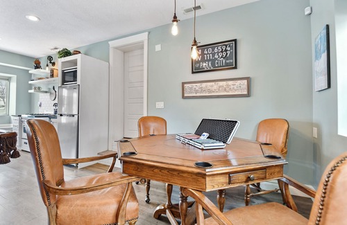 Heber House | Downtown Colonial & Bungalow | Lg Groups | 7br, 5ba | Arctic Spa | Fire Pits | Pets ok | Sleeps 23