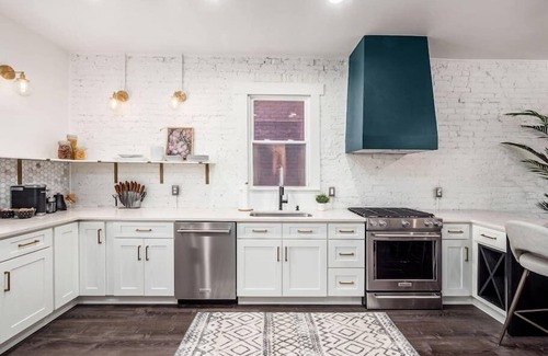 Near East Columbus House | Downtown Columbus Historic Luxury Home - Sleeps 14, Near OSU & Convention Center