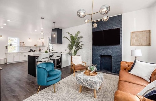 Near East Columbus House | Downtown Columbus Historic Luxury Home - Sleeps 14, Near OSU & Convention Center