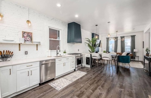 Near East Columbus House | Downtown Columbus Historic Luxury Home - Sleeps 14, Near OSU & Convention Center