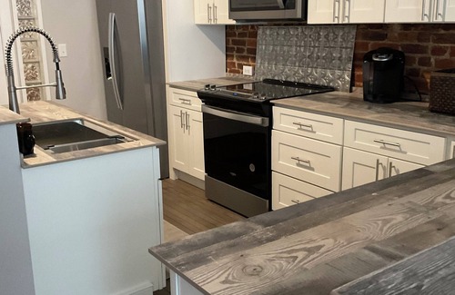 Historic Downtown Bedford Apartment | Downtown Comfort for your family in the heart of shopping & restaurants.