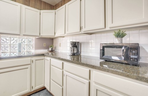 Lancaster Condo | Downtown Condo ~ 23 Mi to Hocking Hills State Park