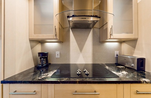 Downtown Seattle Condo | Downtown condo with city views, pool, & gym - 2 blocks from Pike Place