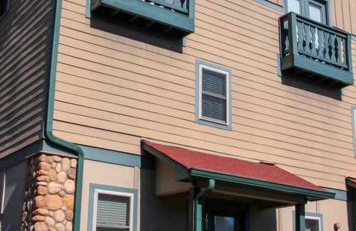 Helen Condo | DOWNTOWN convenience! Walking distance to everything!