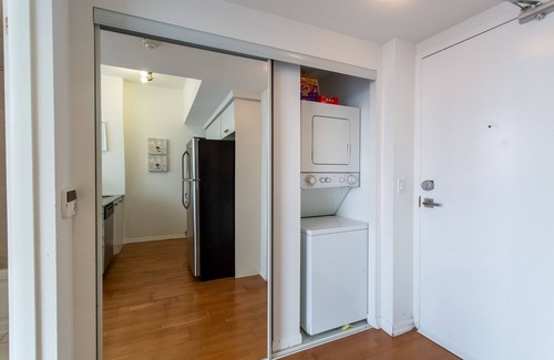 Bay Cloverhill Condo | Downtown Core Bay St Luxury Condo w/High Floor| Ideal for Monthly Rentals