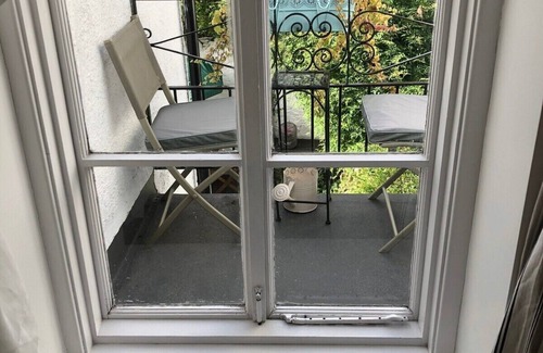 Conwy House | Downtown cottage-heart of Conwy-park free outside