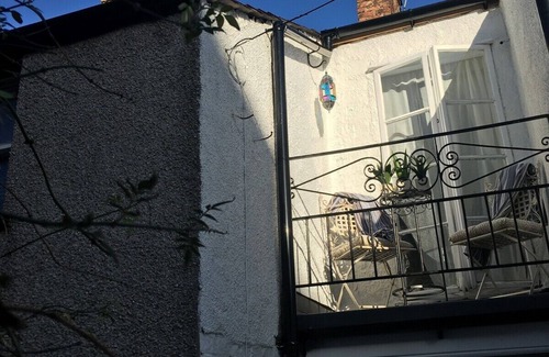 Conwy House | Downtown cottage-heart of Conwy-park free outside