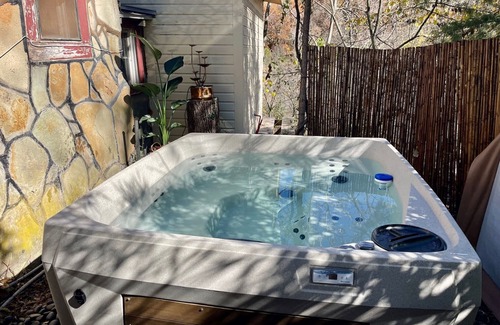 Eureka Springs Historic District Cottage | Downtown Cottage with Private Hot Tub