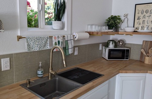 Grants Pass House | Downtown Cottage with King bed