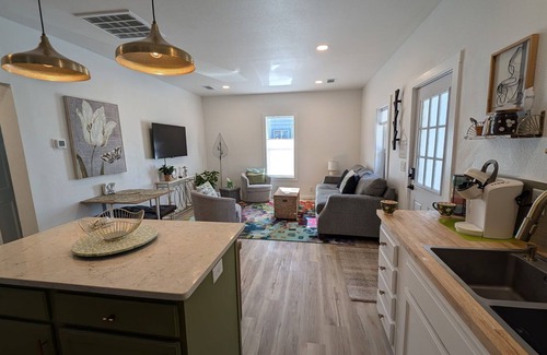 Grants Pass House | Downtown Cottage with King bed