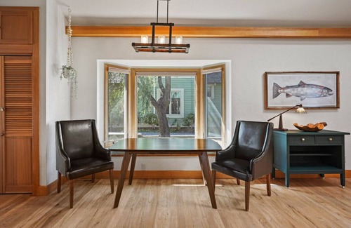 Bend House | Downtown Craftsman with King Bed and Private Yard - Walk Everywhere