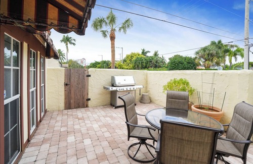 Delray Beach Cottage | Downtown Delray cottage w/GOLF CART & Beach Pass! Walk to Atlantic Ave & Tennis.