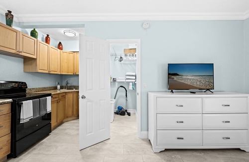 Highland Park Delray Villa | Downtown Delray Studio With Private Yard.