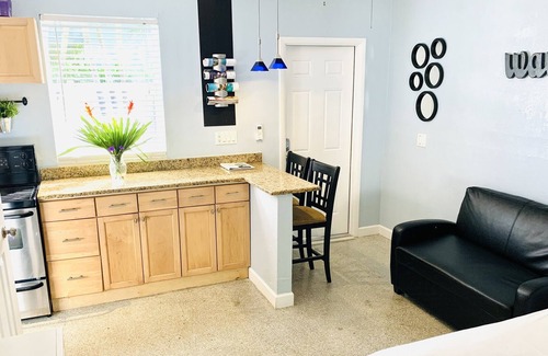 Highland Park Delray Villa | Downtown Delray Studio With Private Yard.