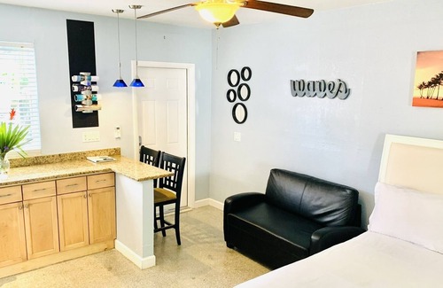 Highland Park Delray Villa | Downtown Delray Studio With Private Yard.